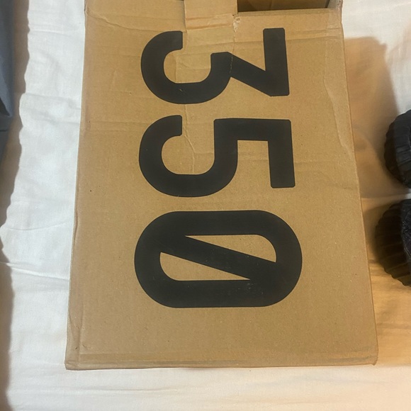 Yeezy 350 Boost black non-reflective - Picture 4 of 5